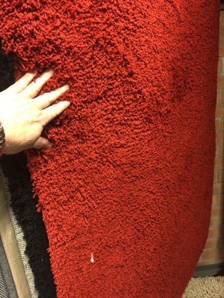 Brand new Red Shaggy Rug 110x160 TO BE CLEARED !