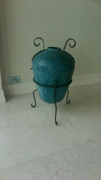 pot/ urn large with floor stand