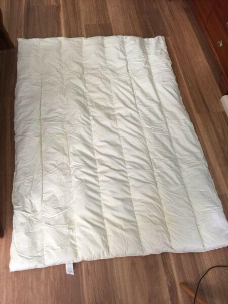 Single bed feather and down quilt