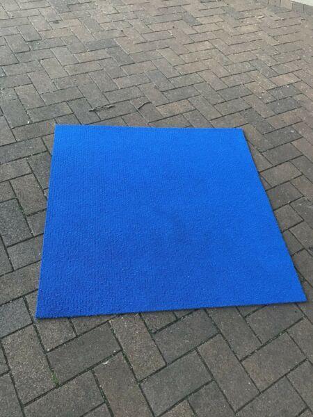110 x 1 m square blue carpet tiles