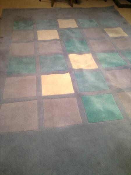 Floor rug in excellent condition