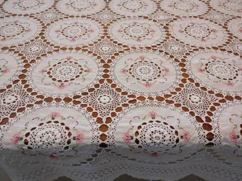 Vintage Tablecloth Crochet Lace With Repeat Embroidered Doilies