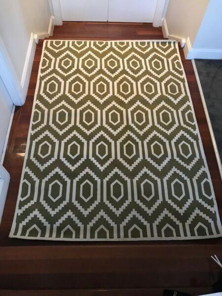 ELEGANT Green and cream patterned floor Rug