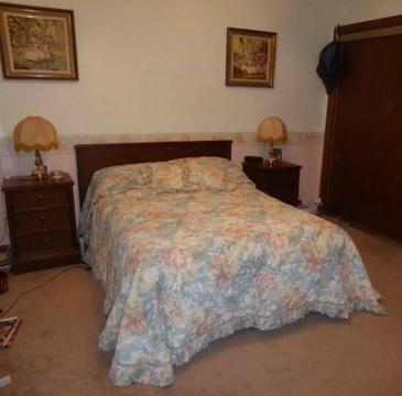 Quality DOUBLE BEDSPREAD / QUILT & matching CURTAINS & 2 Cushions