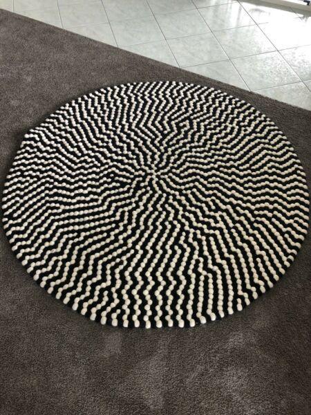 Round wool black and white rug