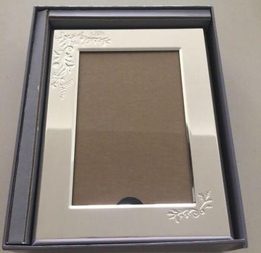 NEW Wedgwood Vera Wang Lace Bouquet Frame 4