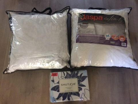 Queen bed quilt cover set BRAND NEW & Euro pillows REDUCED