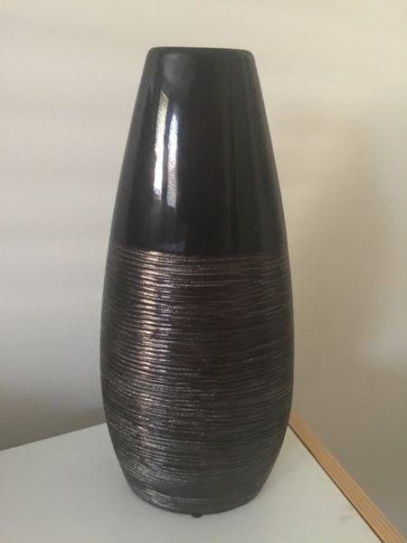 Wanted: Dark brown vase