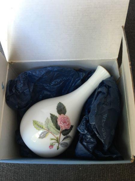 WEDGEWOOD, Bone china pony vase