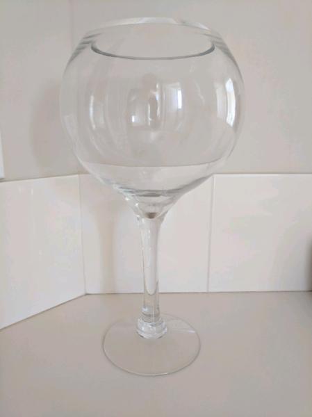 Large wine glass shaped fish bowl/vase