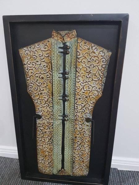 Metal picture frame with asian stlyed sculptured dress. Good cond