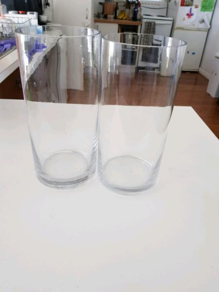 2x glass vases