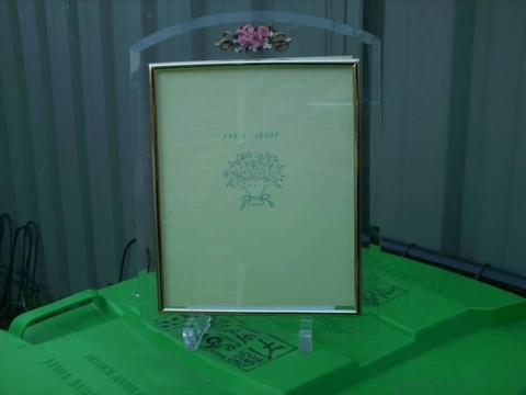 . PHOTO / PICTURE FRAME - With flowers