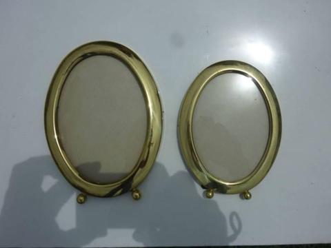PICTURE FRAMES OVAL X 2 - GOLD - USED