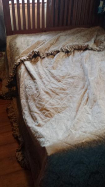 Wanted: Gold Sheraton King Size Bed Spread