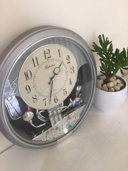 Wall clock with swings pendulum Great condition