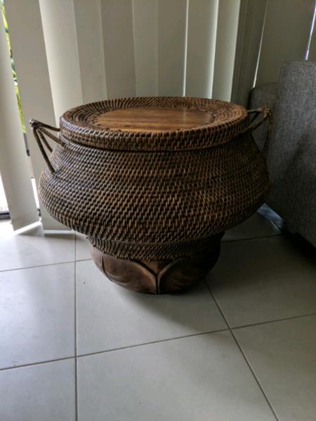 GENUINE PAPUA NEW GUINEAN HAND CARVED VERY LARGE BASKET