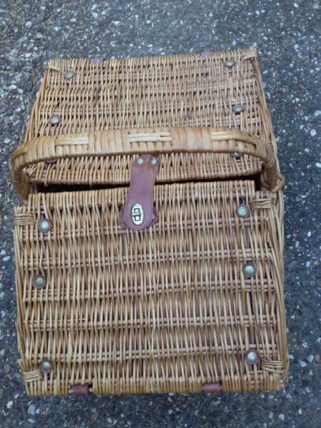 Picinic basket used good condition