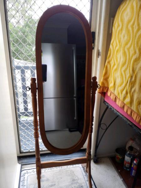 OVAL SHAPED MIRROR ON SWIVEL STAND