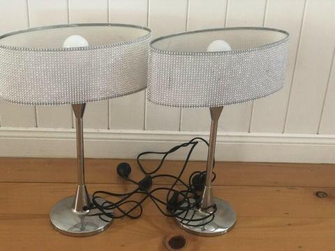 2 bedside lamps