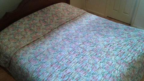 BEDSPREAD / QUILT - KING SIZE