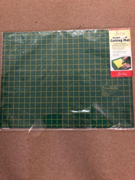 Double sided cutting mat for quilting
