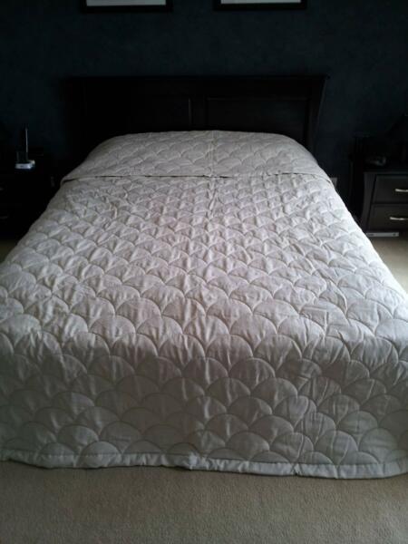 Queen Bed Quilted Bedspread Curtain Wonderland Brand