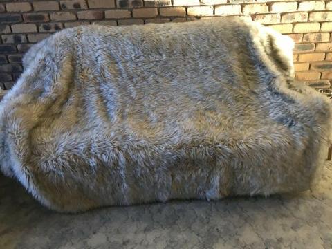 Country Road faux fur throw