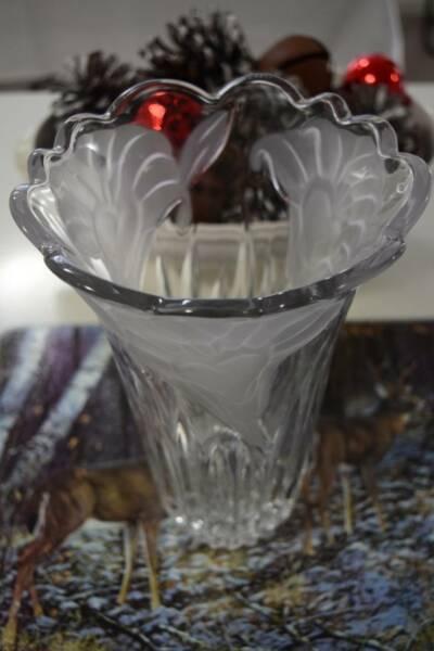 GLASS VASE WITH FROSTED FLOWERS, LEAVES & SCALLOPED TOP - PC