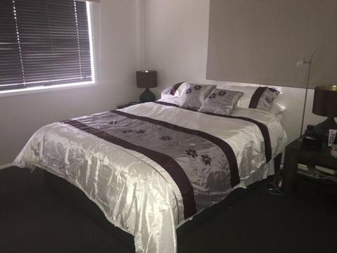 Queen bed quilt set - excellent condition