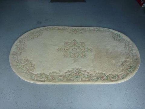 LARGE CREAM OVAL WOOL FLOOR RUG