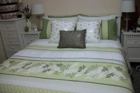 Quilt cover Set King Bed, Green's and White and extra Pillowcases