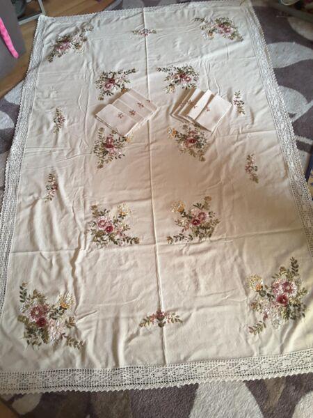 NEW LARGE RIBBON EMBROIDERED TABLECLOTH IN CREAM WITH 8 NAPKINS
