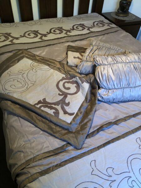 Queen bed comforter set