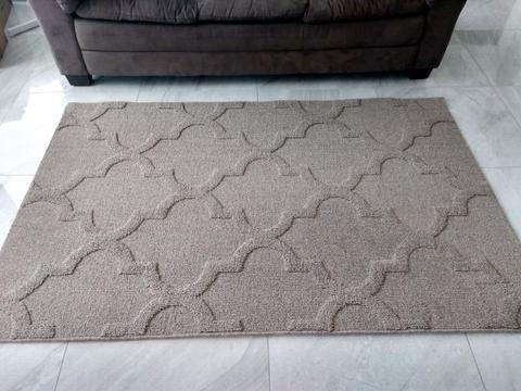 Floor rug suitable for living area