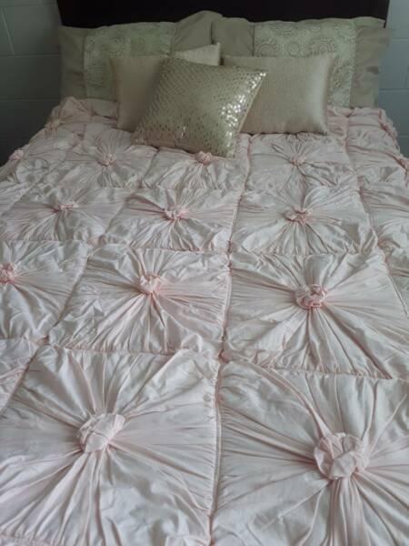 Q/K pink Lazybones bedspread