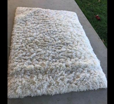 White shaggy rug