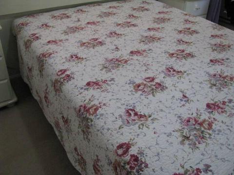 BEDSPREAD /BEDCOVER- DOUBLE/QUEEN BED SIZE -NEW SHABBY CHIC STYLE