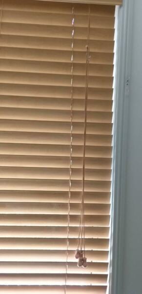 Manufactured wood blind in excellent condition