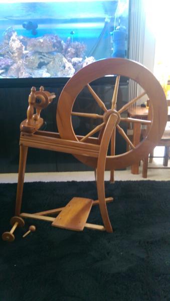 Wooden Spinning Wheel in Exc. Condition