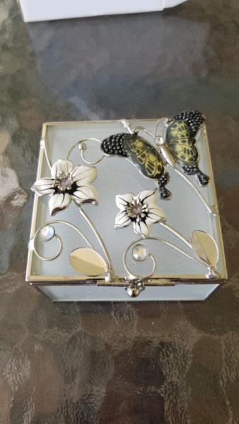 Glass butterfly and flower trinket/jewellery box