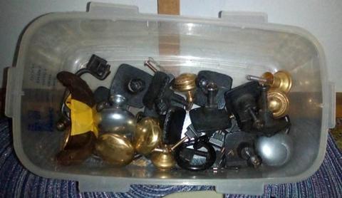 ASSORTED DRAWER/CUPBOARD KNOBS & HANDLES