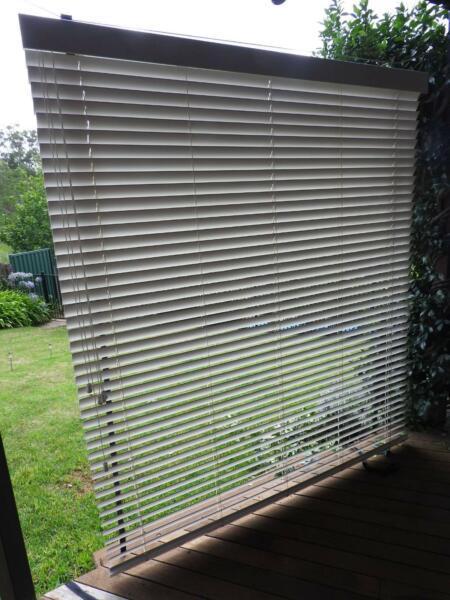 Venetian blinds high quality excellent condition; set of two