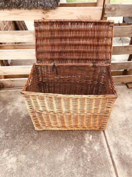 Cane basket with lid