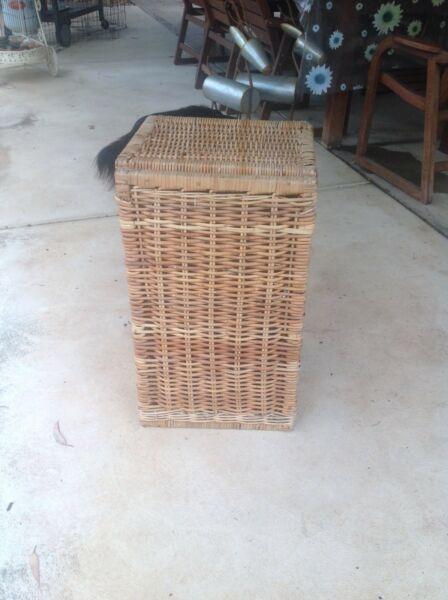 Cane basket with lid