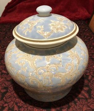 Large decorative pot / urn