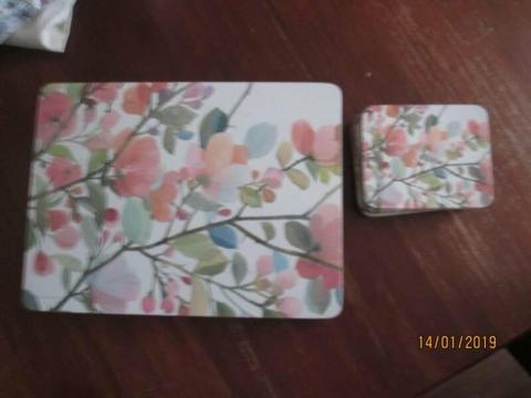 set of 6 place mats an coasters . new