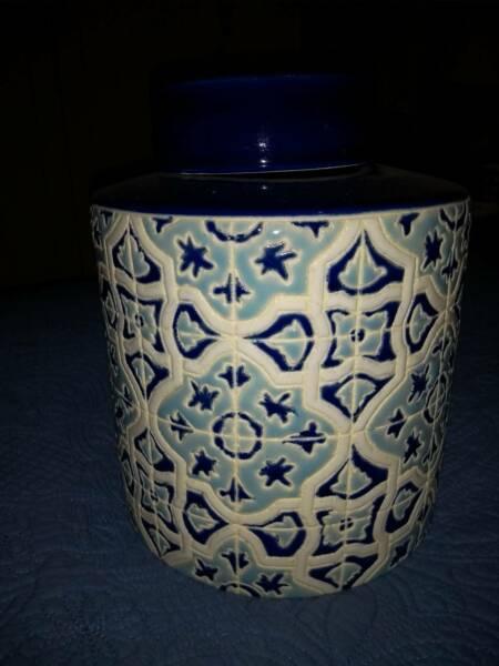 Moroccan style pot - 20cm high - as new no chips