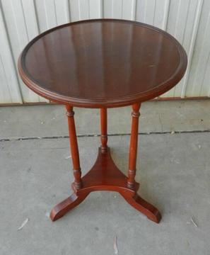 VINTAGE TRI PILLARED MAHOGANY STAND TABLE CANDLE LAMP WINE