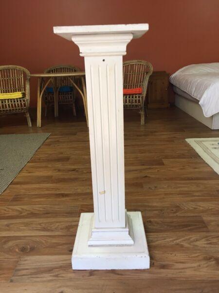 Wanted: White wooden pedestal